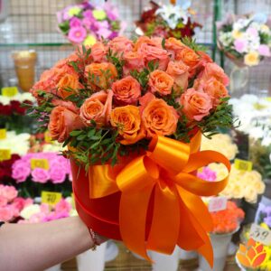 31 оранжевая роза в шляпной коробке