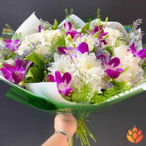 Букет их хризантем, орхидей и гортензии
