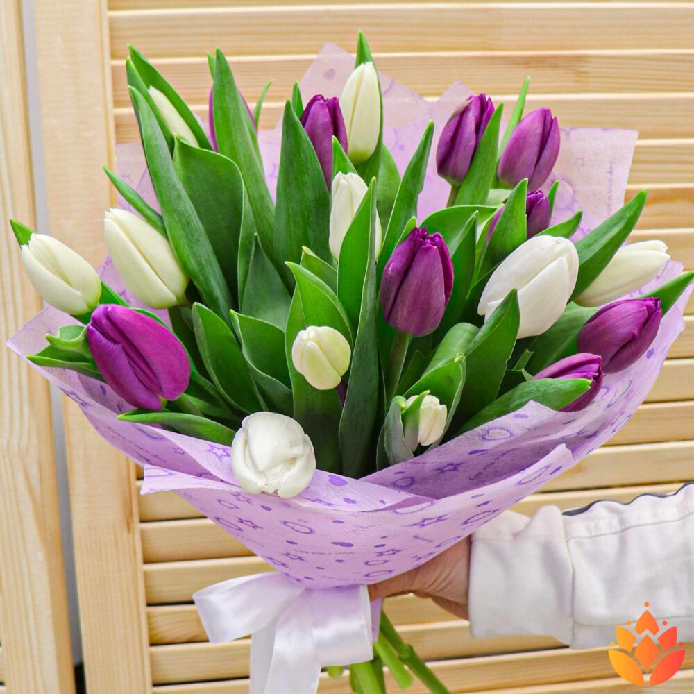 Букет из фиолетовых и белых тюльпанов
