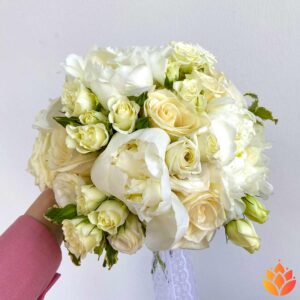 Букет невесты из пионов и белых роз