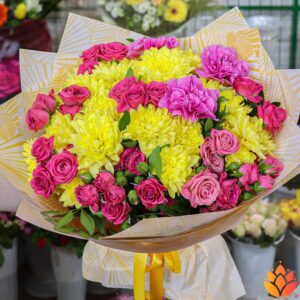 Букет из роз, гвоздик и жёлтых хризантем