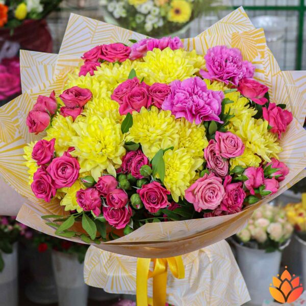 Букет из роз, гвоздик и жёлтых хризантем