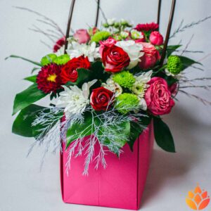 Кустовые розы и хризантемы в коробке