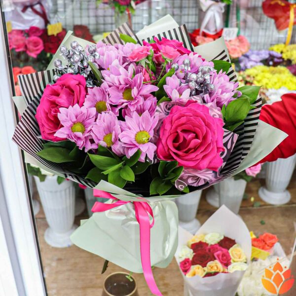 Букет из роз, хризантем и декора