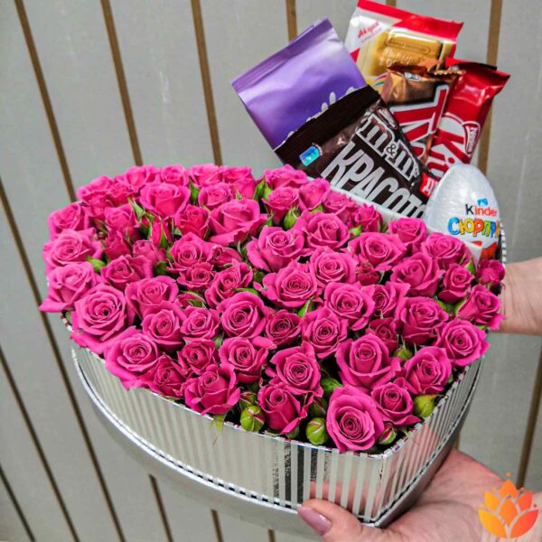 Розы и шоколад в коробе в форме сердца
