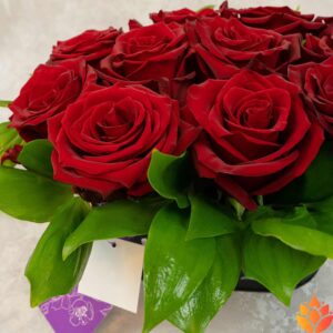 11 красных роз в коробке