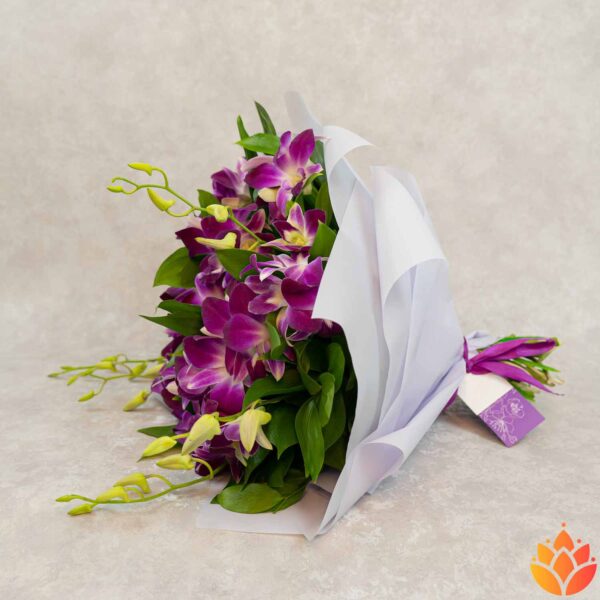 Букет их фиолетовых орхидей