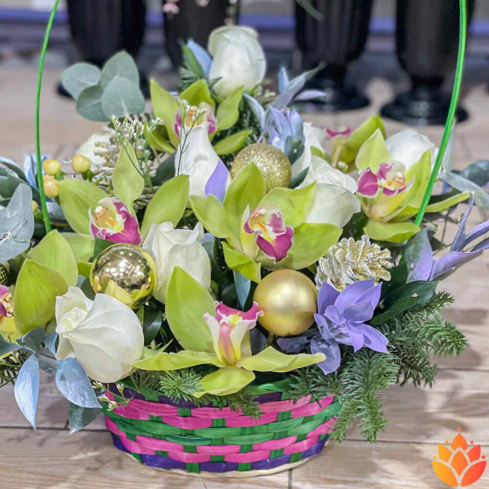 Новогодняя корзина с орхидеями и декором