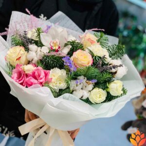Новогодний букет из роз, орхидей и хвои