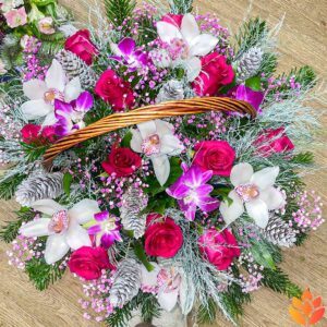Новогодняя корзина с орхидеями и розами
